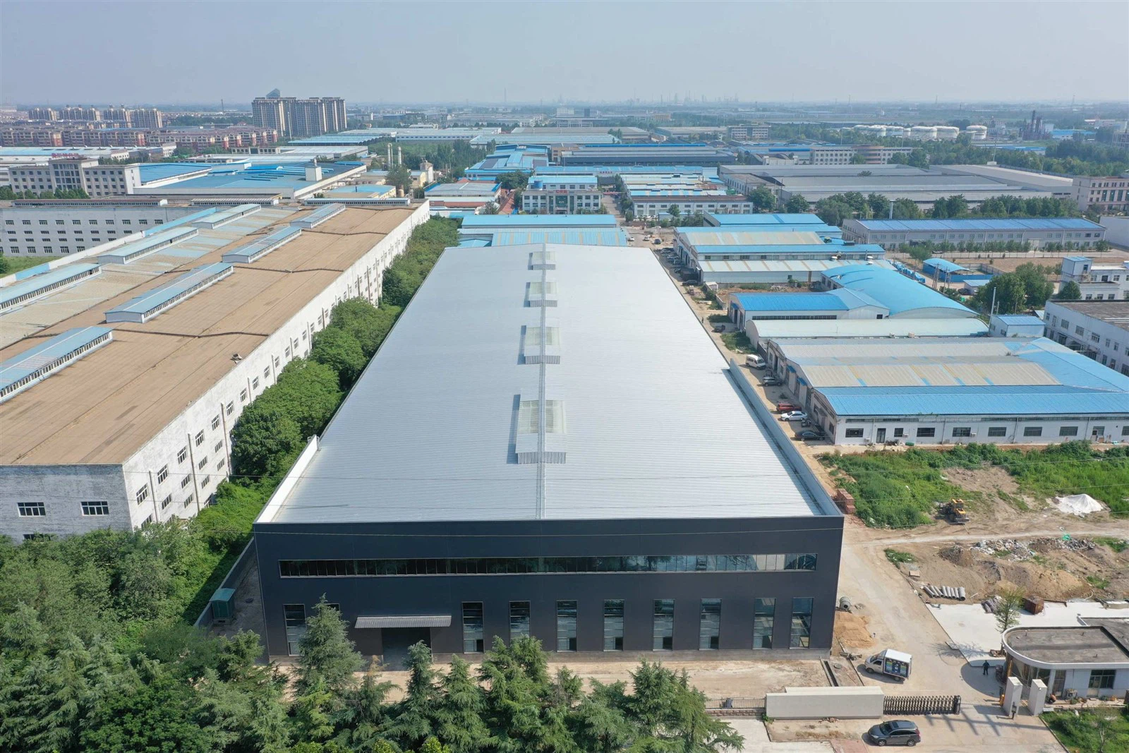 Le processus de construction d’un bâtiment d’usine à structure métallique.
